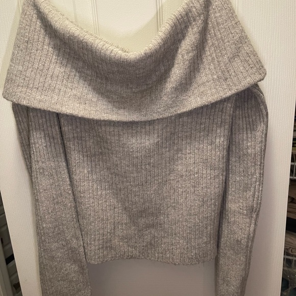H&M Off-Shoulder Ribbed Sweater - Light Gray - Picture 10 of 10